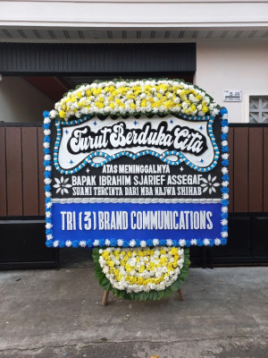 Papan Bunga Duka di Taas